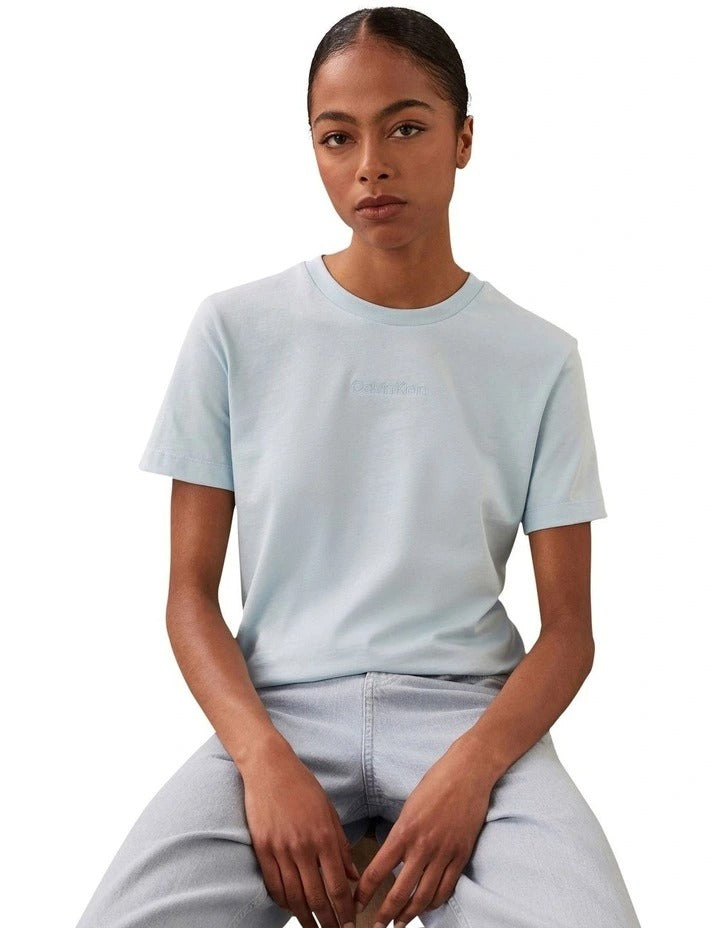 Calvin Klein women’s 100% cotton crew neck t-shirt with short sleeves and logo print on chest