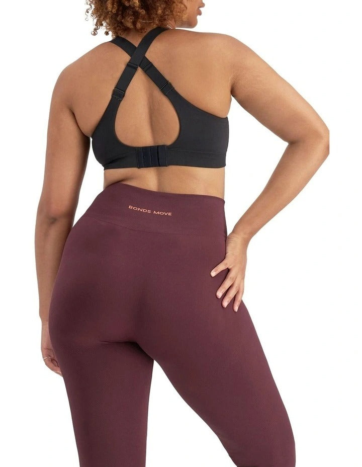 Move Seamless Bralette in nylon elastane with adjustable straps, removable cups, medium support, and moisture-wicking comfort