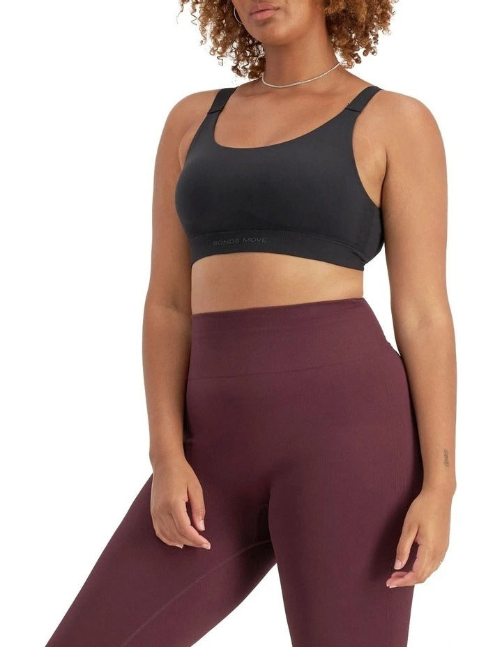 Move Seamless Bralette in nylon elastane with adjustable straps, removable cups, medium support, and moisture-wicking comfort