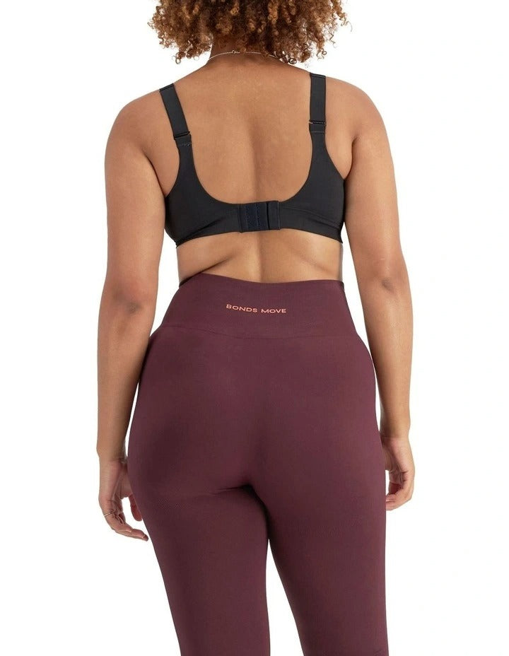 Move Seamless Bralette in nylon elastane with adjustable straps, removable cups, medium support, and moisture-wicking comfort