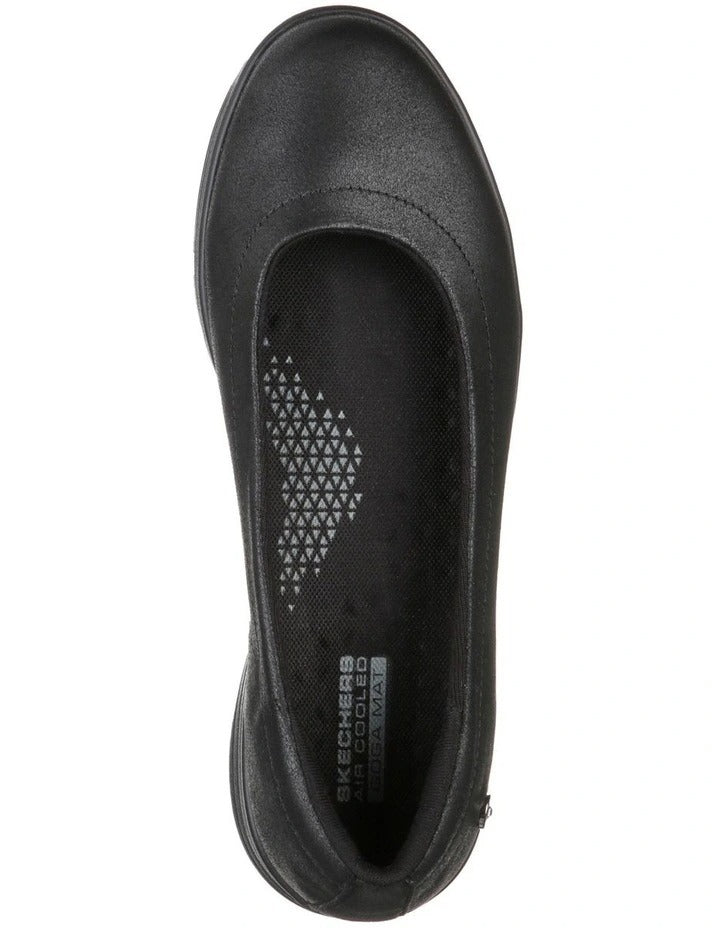 Skechers On The Go Dreamy Shoe in Black - lightweight cushioned casual slip-on shoes for women