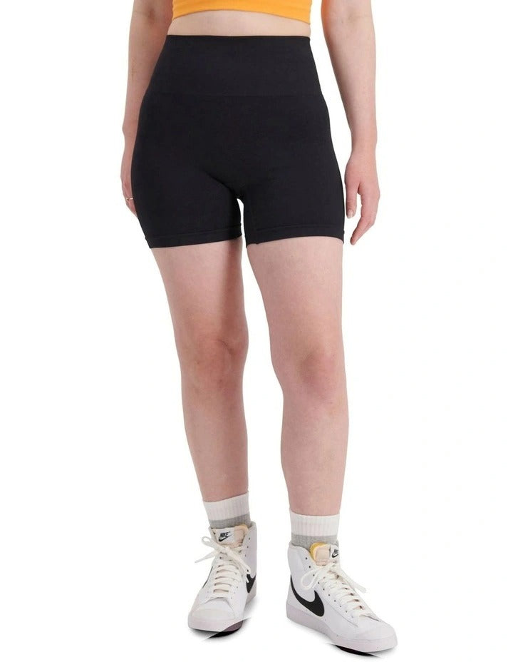 Bonds Move Seamless Hot Short in Black women’s athletic workout shorts