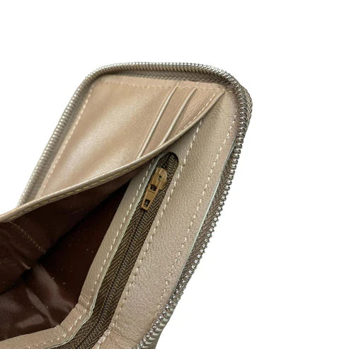 LeatherLuxe genuine leather wallet with zip closure — sleek brown card holder made from premium full-grain leather, designed for men and women for secure everyday use.