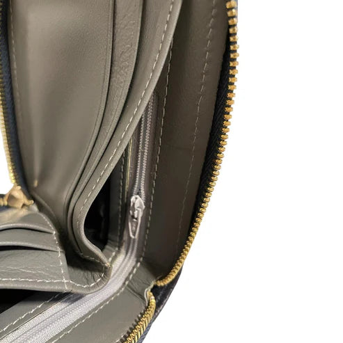 LeatherLuxe genuine leather wallet with zip closure — sleek brown card holder made from premium full-grain leather, designed for men and women for secure everyday use.