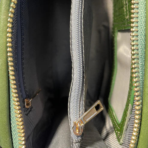 Elegant green crocodile-pattern leather clutch crossbody bag with gold hardware and detachable strap, perfect for evening or casual outings.