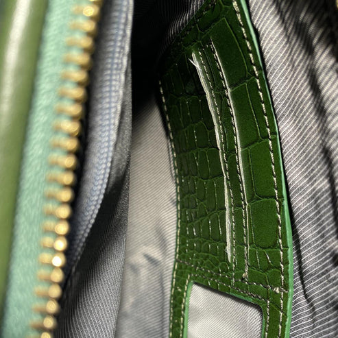 Elegant green crocodile-pattern leather clutch crossbody bag with gold hardware and detachable strap, perfect for evening or casual outings.