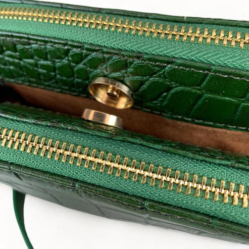 LeatherLuxe Green Leather Women's Shoulder Bag in Crocodile Style — Elegant crossbody bag with textured pattern and gold-tone details