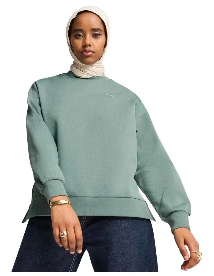 Puma Wardrobe Essentials Oversized Crew Sweatshirt in cotton-polyester blend with centered logo and ribbed cuffs
