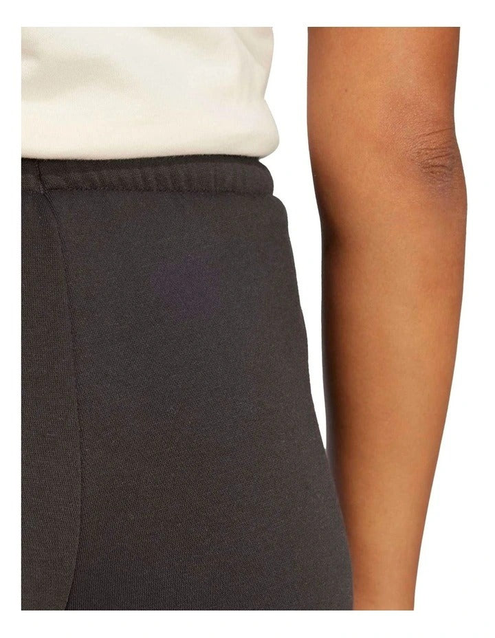 Adidas Essentials Small Logo cozy fleece shorts for men in cotton-polyester blend with 3 Bar Logo and side slits